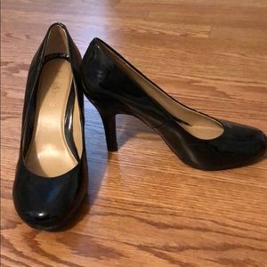Black 3 1/2 in rounded toe heels.